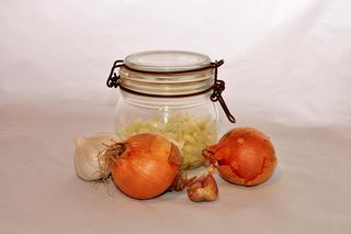 Pokrój w plastry i układaj z cukrem w słoiku. Tak uzyskasz najlepszy syrop na kaszel z babcinego przepisu. Idealny na jesienne infekcje 