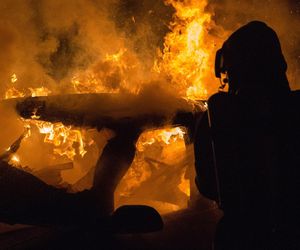 BMW uderzyło w pomnik i stanęło w płomieniach. Kierowca zginął w środku!