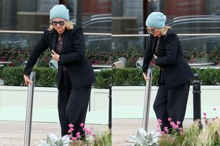 Grażyna Szapołowska przestawia pachołki