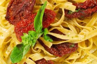 Spaghetti z suszonymi pomidorami i czosnkiem: szybkie danie z makaronu