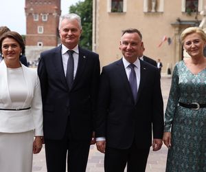 Co się stanie z kreacjami Agaty Dudy?