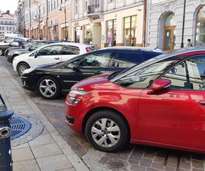 Tańsze parkowanie dla rodziców zastępczych – radni zatwierdzili abonament „R”