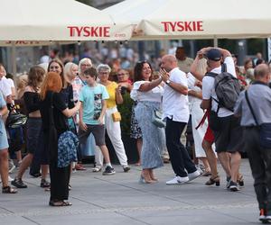 Potańcówki przed Teatrem Śląskim w Katowicach. Roztańczony Wyspiański porwał tłumy