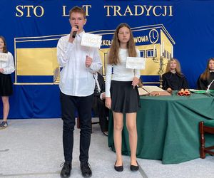 Pierwsza Dama uczciła z uczniami 100 lat od nadania imienia Stefana Batorego Szkole Podstawowej w Liwie