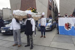 Protest branży gastronomicznej w Toruniu. TRUMNA i wisielec na starówce [WIDEO, ZDJĘCIA]
