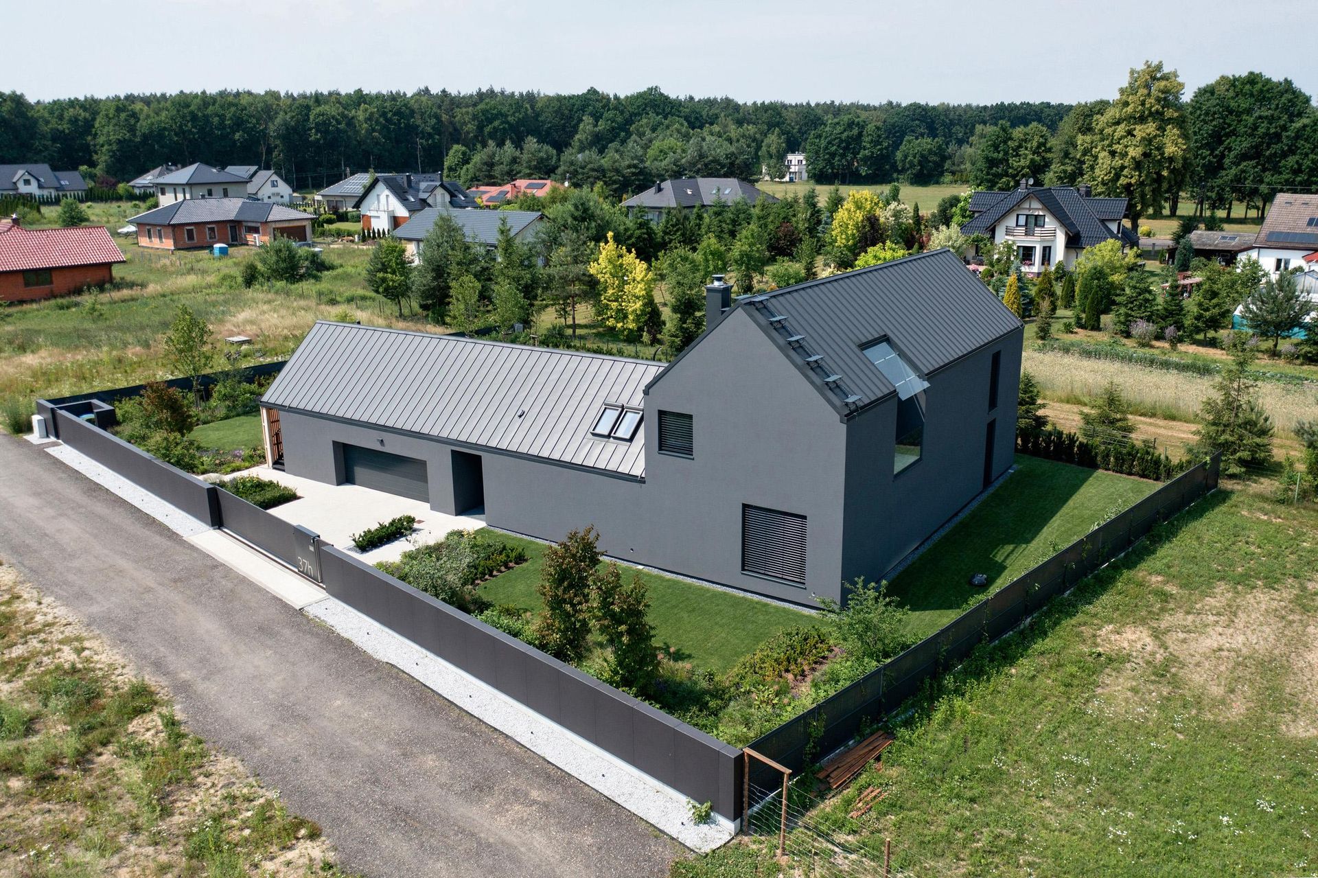 Szary dom w Świerczyńcu koło Tychów