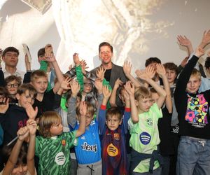 Wojciech Szczęsny z dziećmi na premierze filmu o sobie