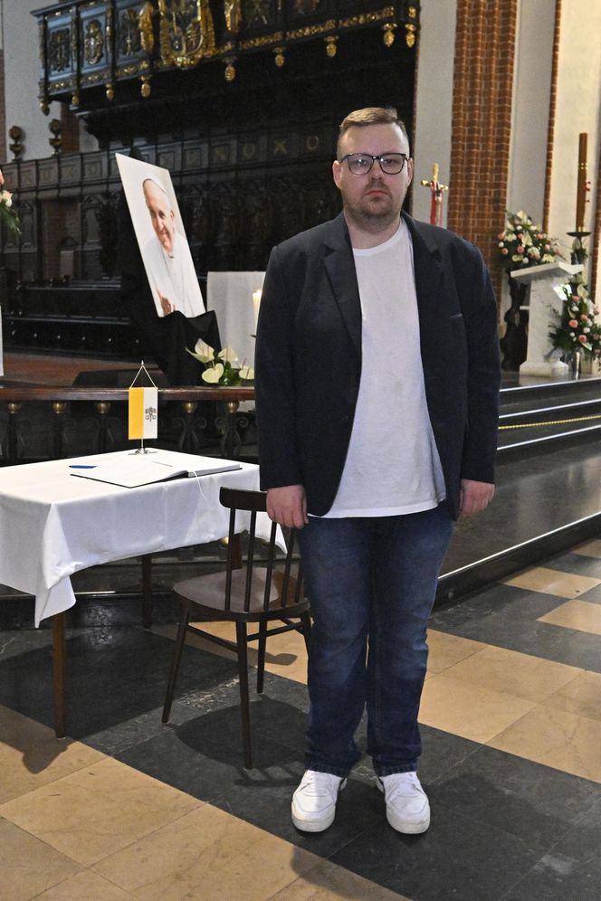 Warszawa żegna papieża Franciszka. Poruszające wpisy w Archikatedrze