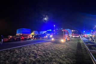 Śmiertelny wypadek na A1 pod Zgierzem. Zderzyły się trzy pojazdy, w tym dwa tiry [ZDJĘCIA].