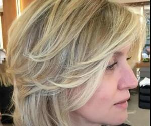 Najlepsze fryzury 2023 na blond włosy dla kobiet po 60-tce