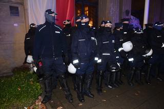 Protesty przed MEN. Strajk kobiet blokuje stolicę 