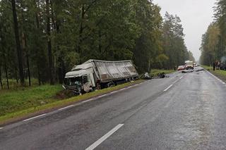 Wypadek na drodze krajowej nr 65 Białystok-Bobrowniki. Zginął kierowca i troje dzieci