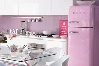 Kuchnia w stylu retro z różowa lodówką