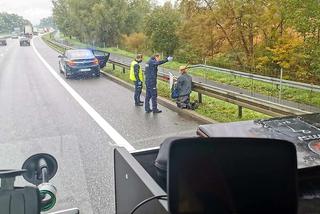 Z krzyżem i chorągiewką szedł NA KOLANACH po autostradzie. Cel? Jasna Góra! [MAMY ZDJĘCIE]