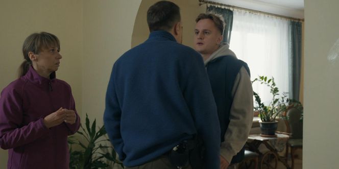 	Barwy szczęścia odc. 3185. Majak (Łukasz Borkowski), Szymańska (Agata Pruchniewska), młody Leszek Szymański (Maciej Czerklański)