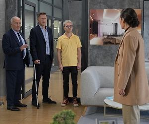 Pierwsza miłość, odcinek 3955: Izabela (Olga Bończyk), Michał (Wojciech Błach), Karol Weksler (Karol Strasburger), Brian (Dominik Rybiałek)	