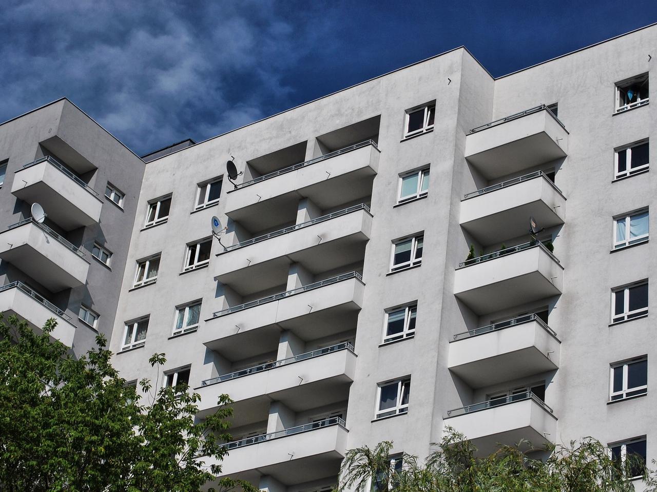 Sochaczew. Ścigał przestępców, by zostać jednym z nich! BRUTALNA interwencja w bloku