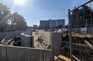 W Białymstoku trwa budowa przejścia podziemnego w okolicach dworców PKP i PKS. W tym miejscu ma powstać intermodalny węzeł komunikacyjny. Całość ogromnie odmieni wygląd tej części miasta. 