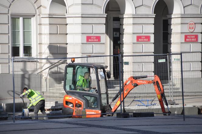 Trwa rewitalizacja Rynku w Kielcach. Ma być więcej zieleni. Zobacz postępy prac