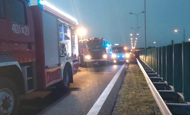 Broniszew. Śmiertelny wypadek na trasie S7. Bus uderzył w ciężarówkę przewożącą betonowe szamba
