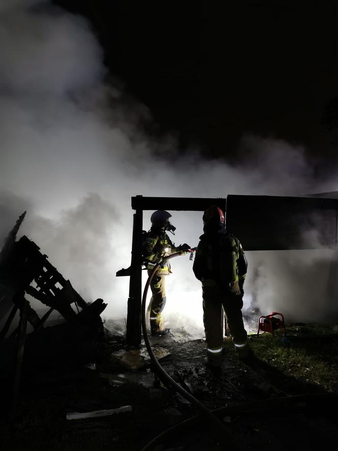 Pożar pustostanu przy ul. Batorego w Toruniu. Zdjęcia z akcji strażaków