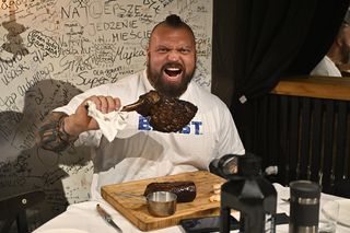 Eddie Hall zjadł przed walką z Pudzianowskim ogromnego steka. Pożre też Pudziana?