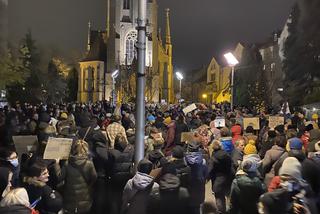Na ulicach Katowic pojawiły się tłumy. Protestujący szli pod hasłem: Ani jednej więcej [ZDJĘCIA]