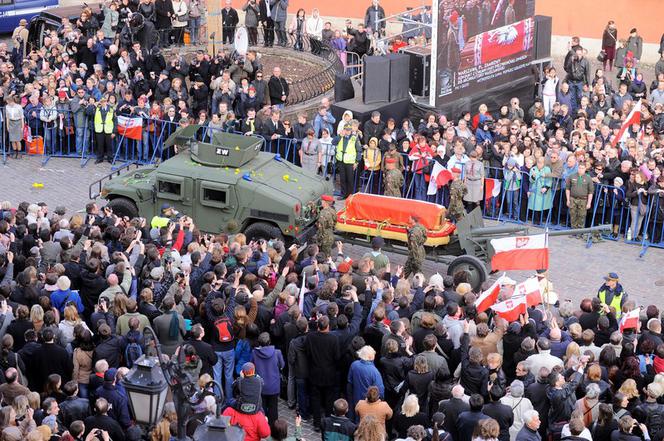 Przewiezienie trumien pary prezydenckiej