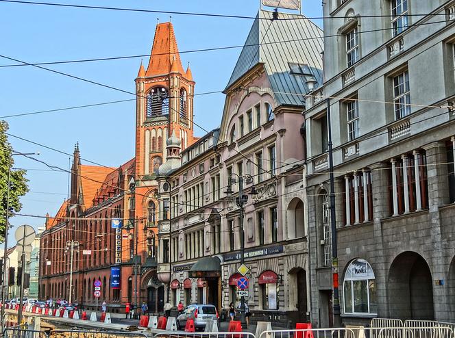 Jagiellońska - Generalissimusa Józefa Stalina (1950-1956), a za wojny 1939-45 ulica nazywała się Hermann Göring Straße, Göring był nazistowskim oficerem