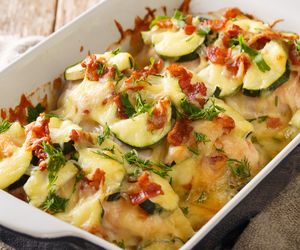 Pierś z kurczaka zapiekana z cukinią i bekonem - sycąca porcja smaku