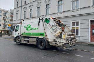 „Śmieciarka prowadzi rano korowód aut na wąskiej ulicy w centrum. Tak jest kilka razy w tygodniu!”