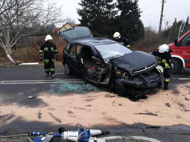 Groźny wypadek w podbydgoskim Niemczu. Autobus zderzył się z osobówką! [ZDJĘCIA]
