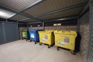 Nowe opłaty za śmieci wejdą w życie z opóźnieniem! Znowu bałagan z odpadami w Warszawie
