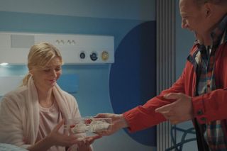 M jak miłość, odcinek 1846. Tadeusz złamie regulamin szpitala dla ciężarnej Jagody. Będzie się zakradał w nocy do żony 