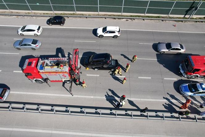  Gigantyczna kraksa pięciu samochodów na moście Południowym. Auto wjechało na dach drugiego!