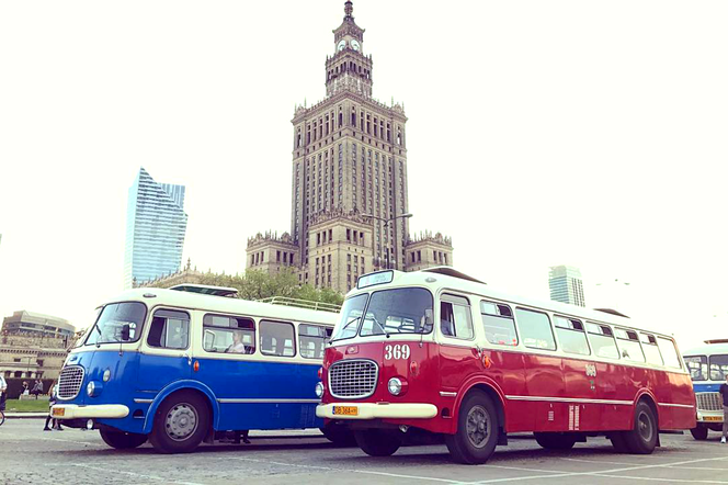 Zabytkowe autobusy na ulicach Warszawy