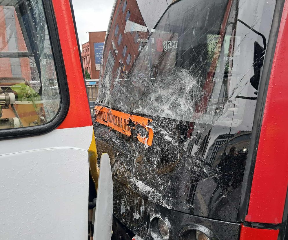 Zderzenie dwóch tramwajów w centrum Łodzi.