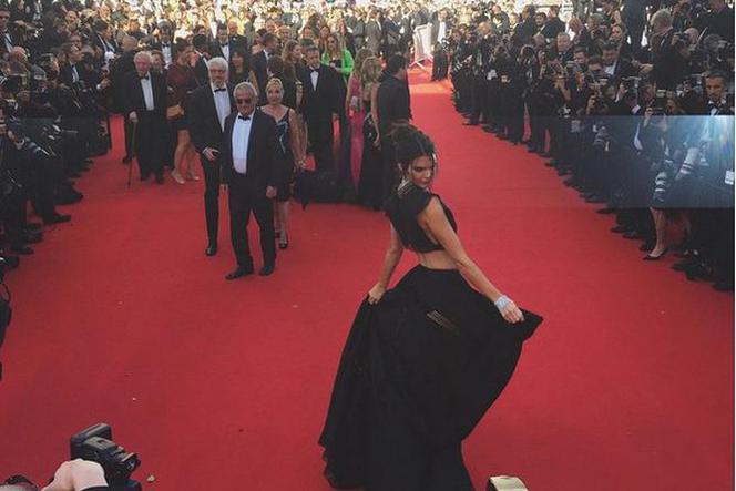 Kendall Jenner w Cannes! Najpierw pozowanie na czerwonym dywanie, potem pokazywanie majtek! ZDJĘCIA