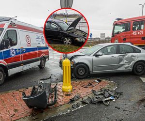 Ostrowiec Świętokrzyski. Dwa volvo roztrzaskane na skrzyżowaniu, są ranni