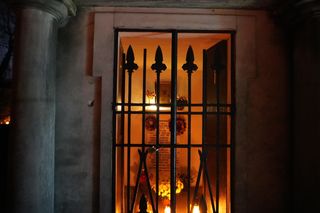 Stare Powązki rozświetlone zniczami 2.11.2024