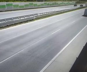 Wiceminister infrastruktury o szokującym zdarzeniu na A1 pod Piotrkowem Tryb. Kierowca BMW jechał pod prąd prosto na niego [ZDJĘCIA].