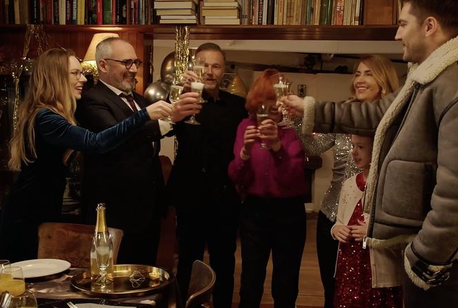 M jak miłość, zabawa sylwestrowa. Werner (Jacek Kopczyński), Andrzej Budzyński (Krystian Wieczorek), pani Ola (Ewa Kolasińska), Sylwia (Hanna Turnau), Viola (Magdalena Waligórska), Nadia (Mira Fareniuk), Dima (Michaił Pszeniczny)