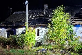 Policjant wyniósł mężczyznę z płonącego domu. Na pomoc niestety było za późno