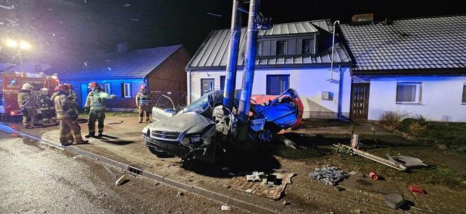 Opel zatrzymał się na słupie, dwóch 20-latków nie żyje