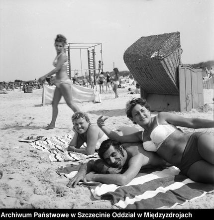 QUIZ PRL. Seksbomby znad Bałtyku. W czym opalały się nasze matki i babki? 15 pytań o plażowanie w stylu PRL