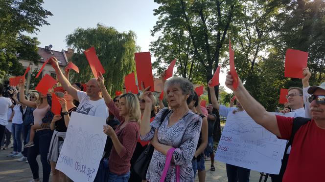"Dość trucia!": Mieszkańcy Skawiny protestują [WIDEO, ZDJĘCIA, AUDIO]