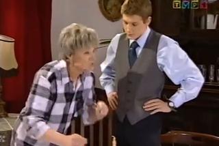 Maria Lubicz (Halina Dobrowolska) uczy Daniela (Jakbub Tolak), czym jest tradycja kłądzenia sianka pod obrusem