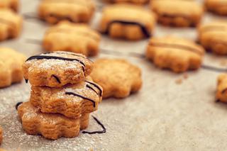 Kruche ciasteczka z miodem: przepis na jesienny przysmak