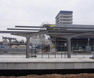Dworzec Olsztyn Główny coraz bliżej. Postępują prace przy budynku oraz na peronach