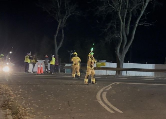 Śmiertelne potrącenie rowerzysty. Auto dachowało, dwie osoby trafiły do szpitala